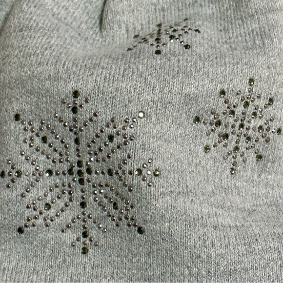 Glittering  snowflake pompom hat ❄️ ✨ - Picture 3 of 7